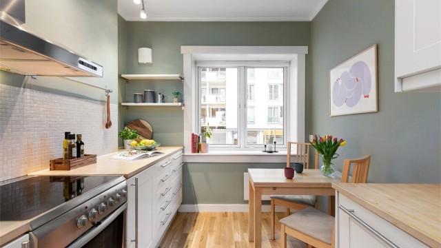 Rommet er bra utnyttet og har godt med oppbevaringsplass, fine arbeidsflater i tillegg til et koselig sitteområde for morgenkaffen foran vinduet.