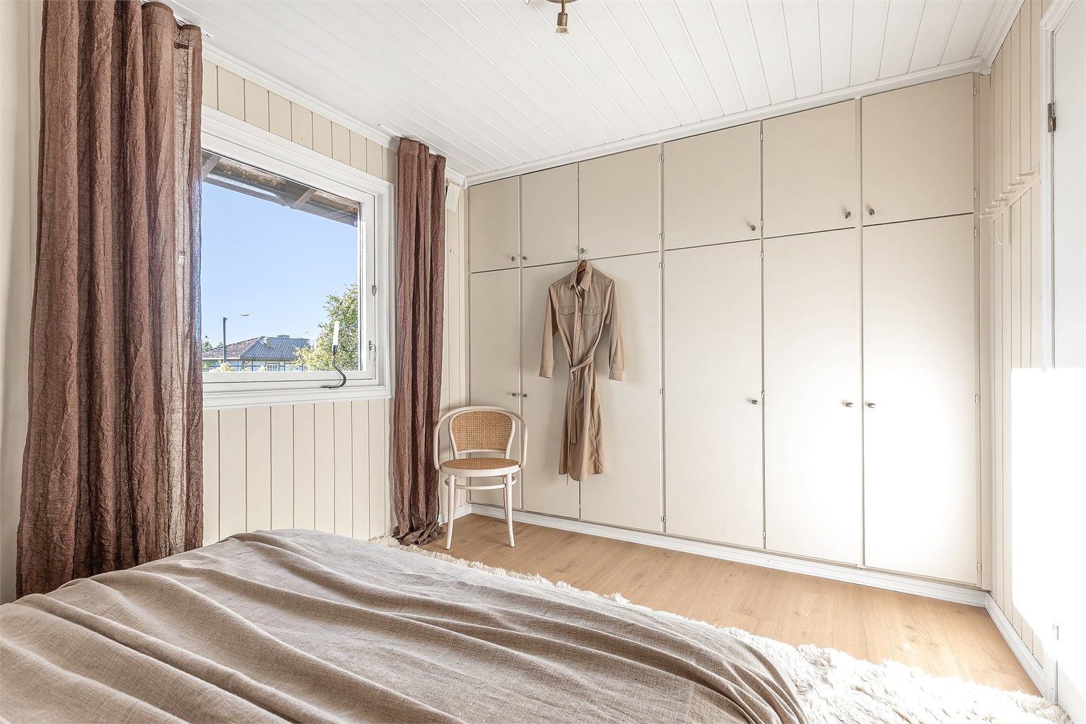 Rommet har godt med lysinnslipp.