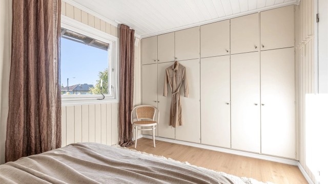 Rommet har godt med lysinnslipp.