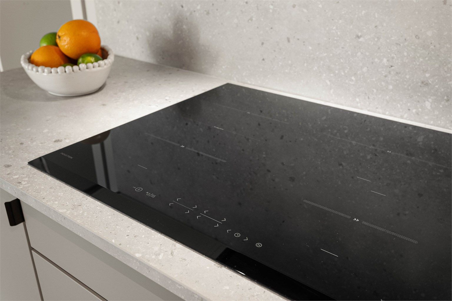 Kjøkkenet er utstyrt med integrert induksjonstopp og en slitesterk laminatbenkeplate.
