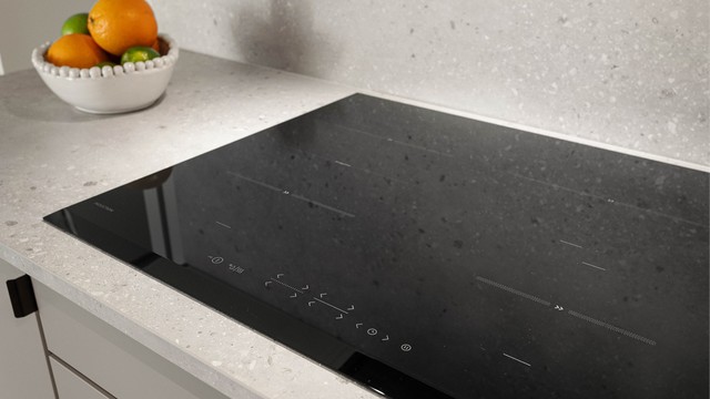 Kjøkkenet er utstyrt med integrert induksjonstopp og en slitesterk laminatbenkeplate.