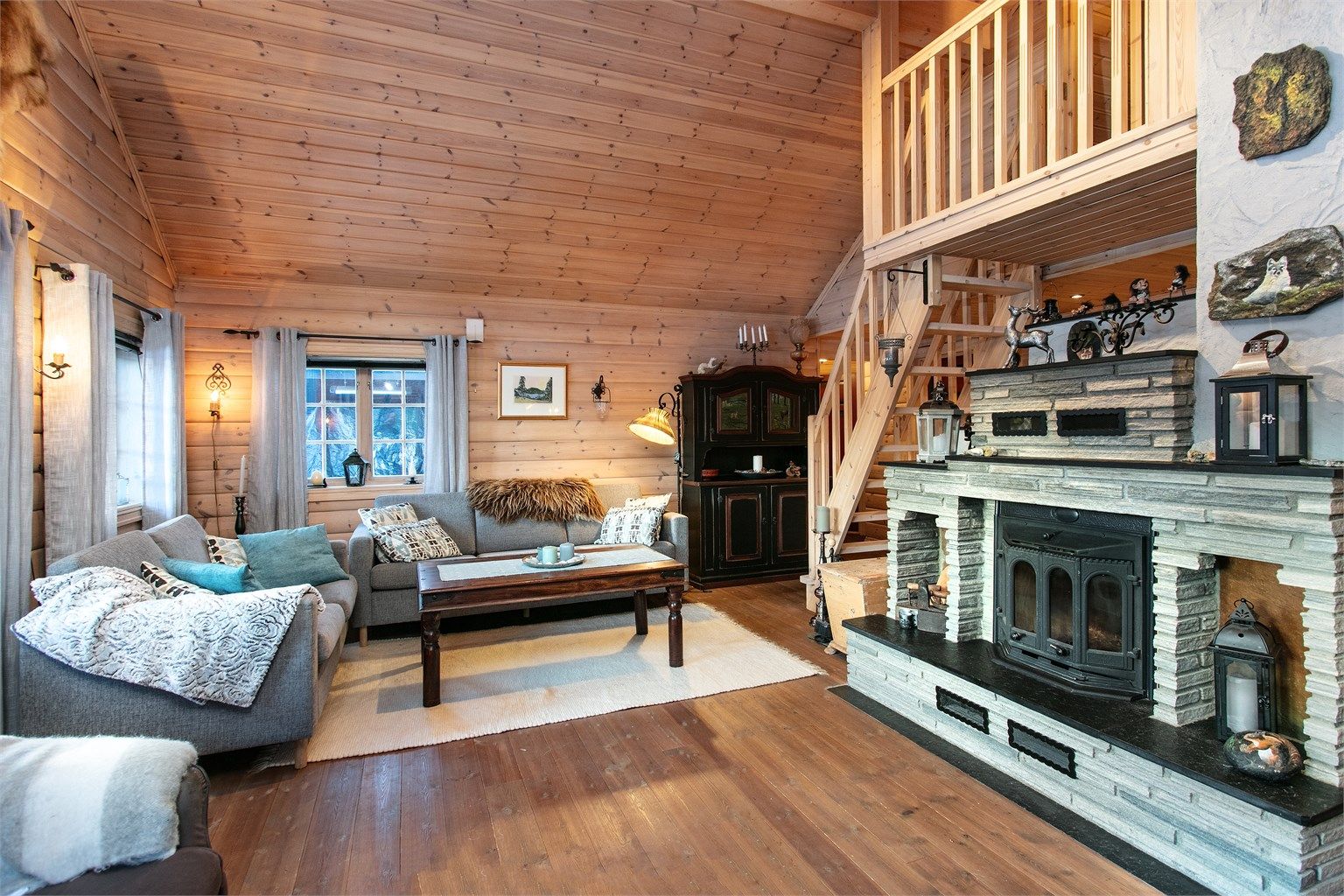 Det er trapp fra stuen til hems