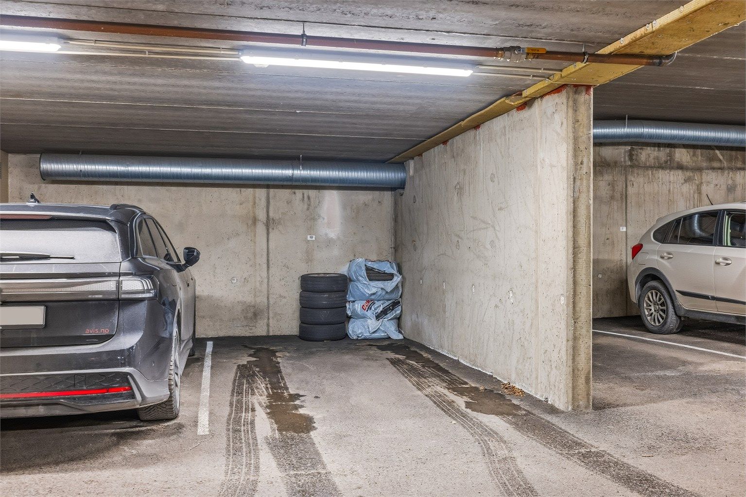 Leiligheten disponerer 1 garasjeplass i felles garasjekjeller