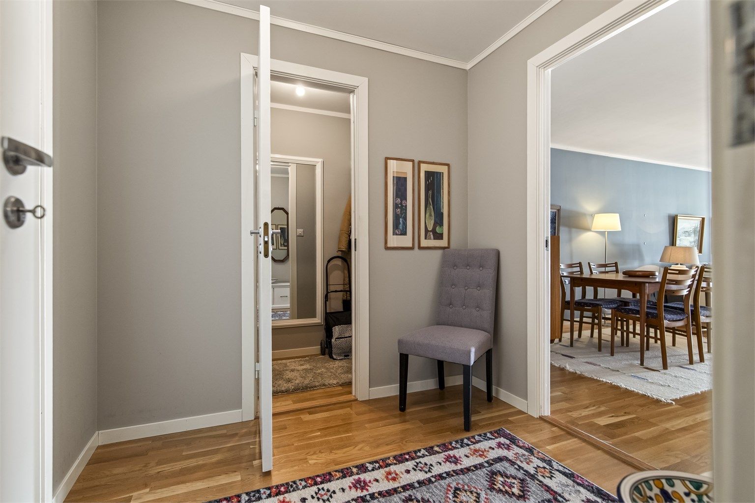 Velkommen inn. Det er gode lagringsmuligheter både i innvendig bod og i kjellerbod. 