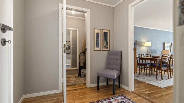 Velkommen inn. Det er gode lagringsmuligheter både i innvendig bod og i kjellerbod.