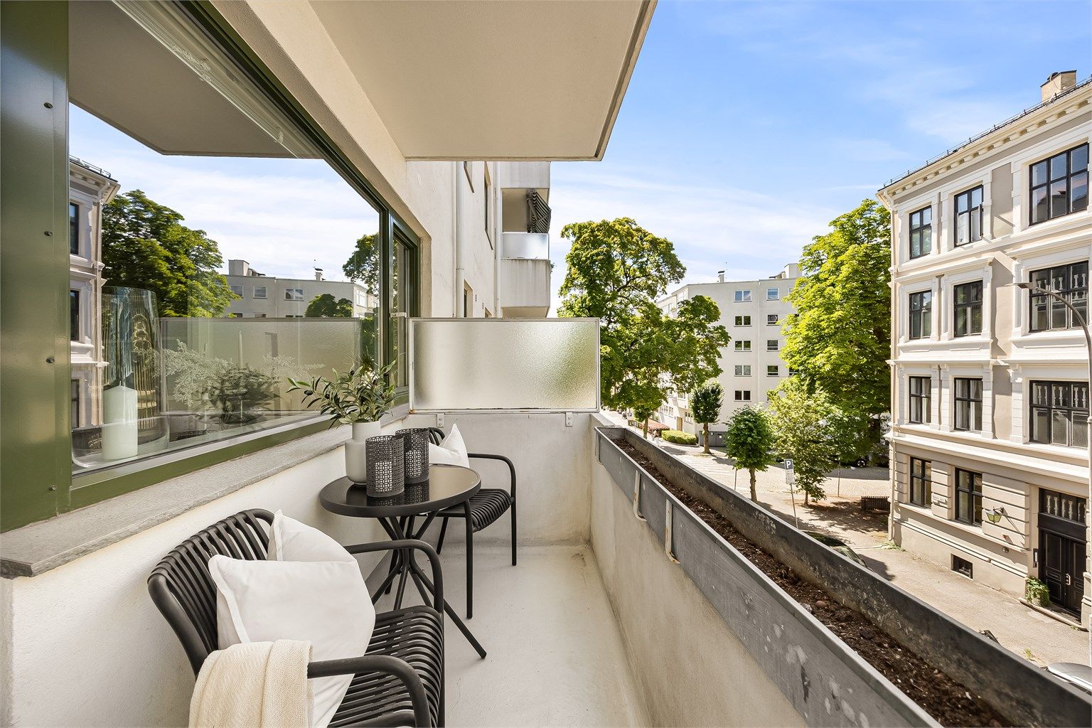 Leiligheten har en sentral beliggenhet midt på Frogner med kort vei til kollektivtransport, butikker og hyggelige serveringssteder. Foto: Marit Andersen.