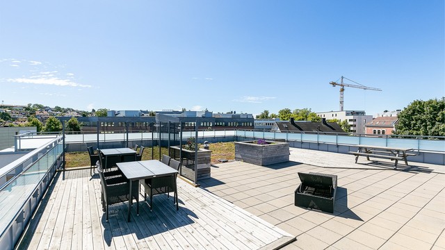 Som seksjonseier får du tilgang til sameiets store og solfylte takaltan.