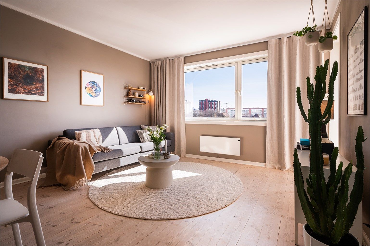 Store vinduer bidrar til bra med naturlig lys