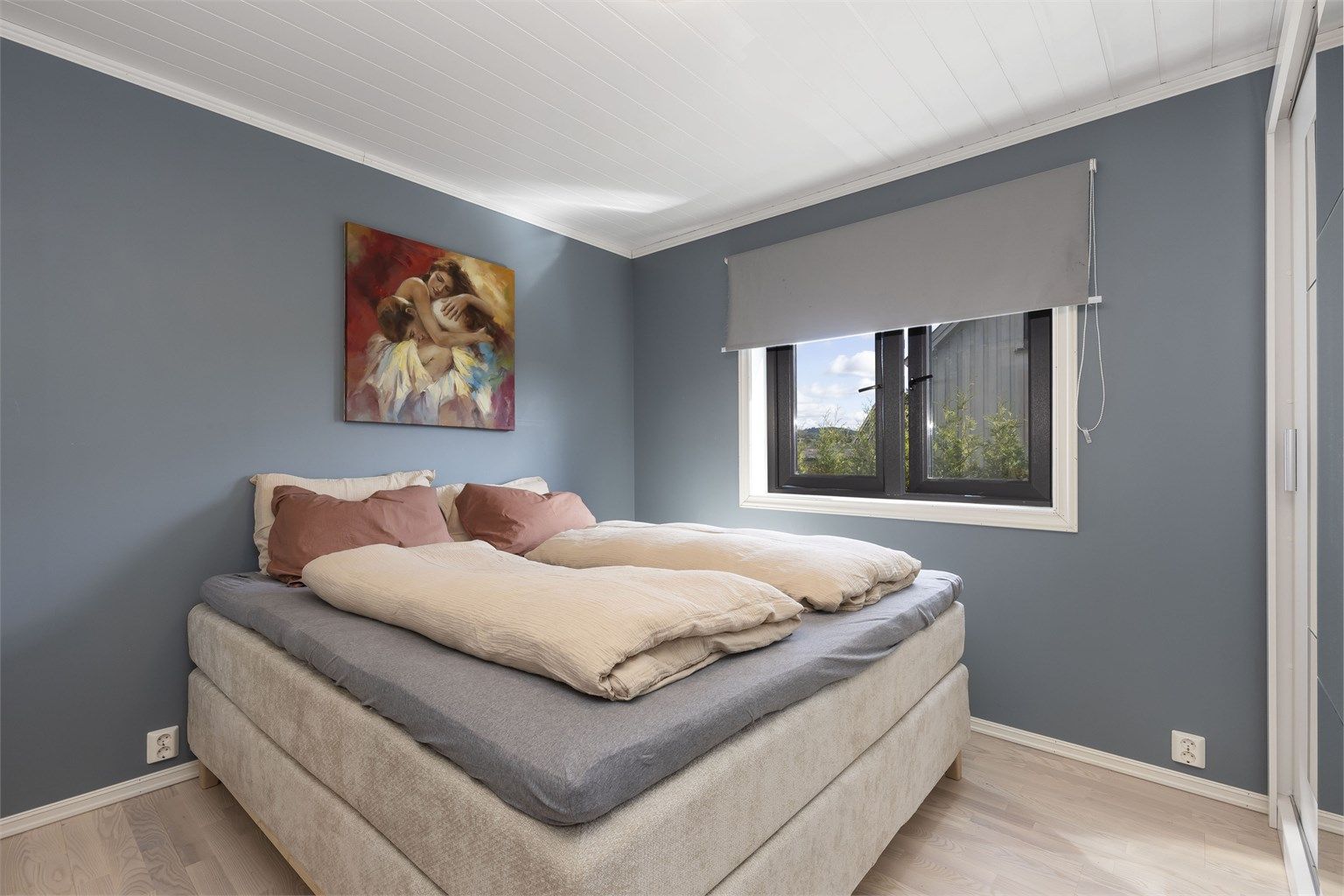 Hovedsoverommet i 1 etasje har god plass til dobbeltseng og har praktisk skyvedørsgarderobe.