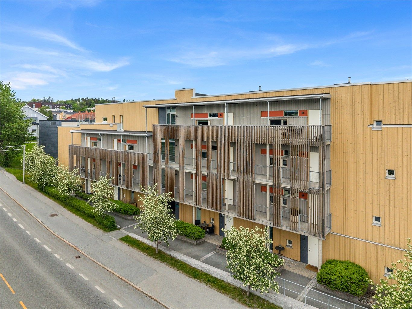Leiligheten ligger attraktivt til på Persaunet, i et etablert og familievennlig boligområde med kort vei til både servicetilbud, kollektivtransport og flotte rekreasjonsområder.