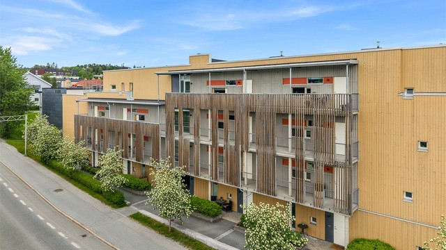 Leiligheten ligger attraktivt til på Persaunet, i et etablert og familievennlig boligområde med kort vei til både servicetilbud, kollektivtransport og flotte rekreasjonsområder.