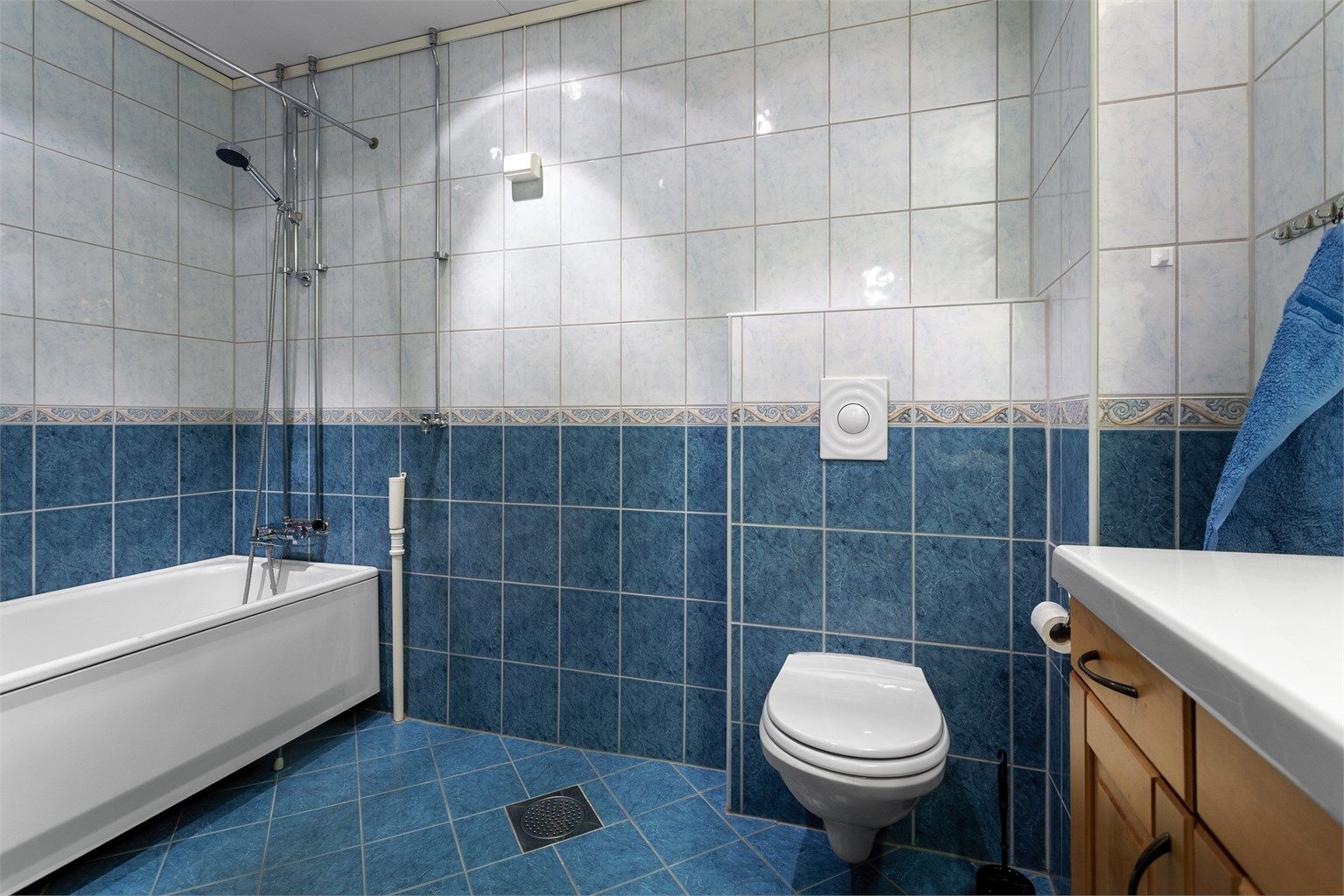  Innredningen består av en servant nedfelt i underskap, vegghengt toalett og badekar.