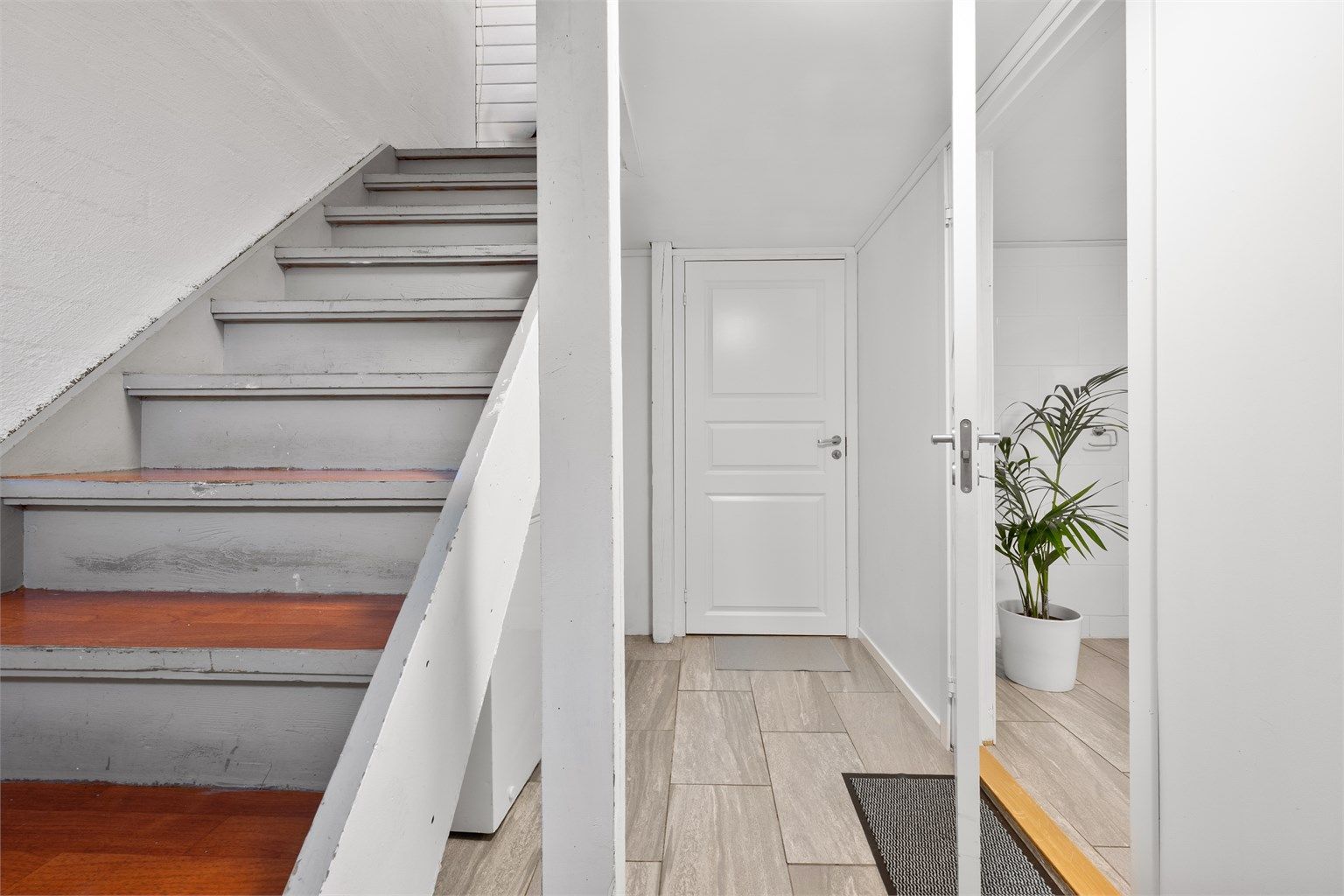 
Kjelleren er innredet med stort helfliset bad og en stor bod til lagring.  