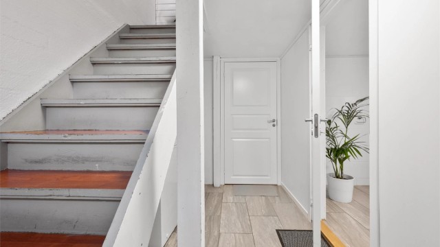 Kjelleren er innredet med stort helfliset bad og en stor bod til lagring.