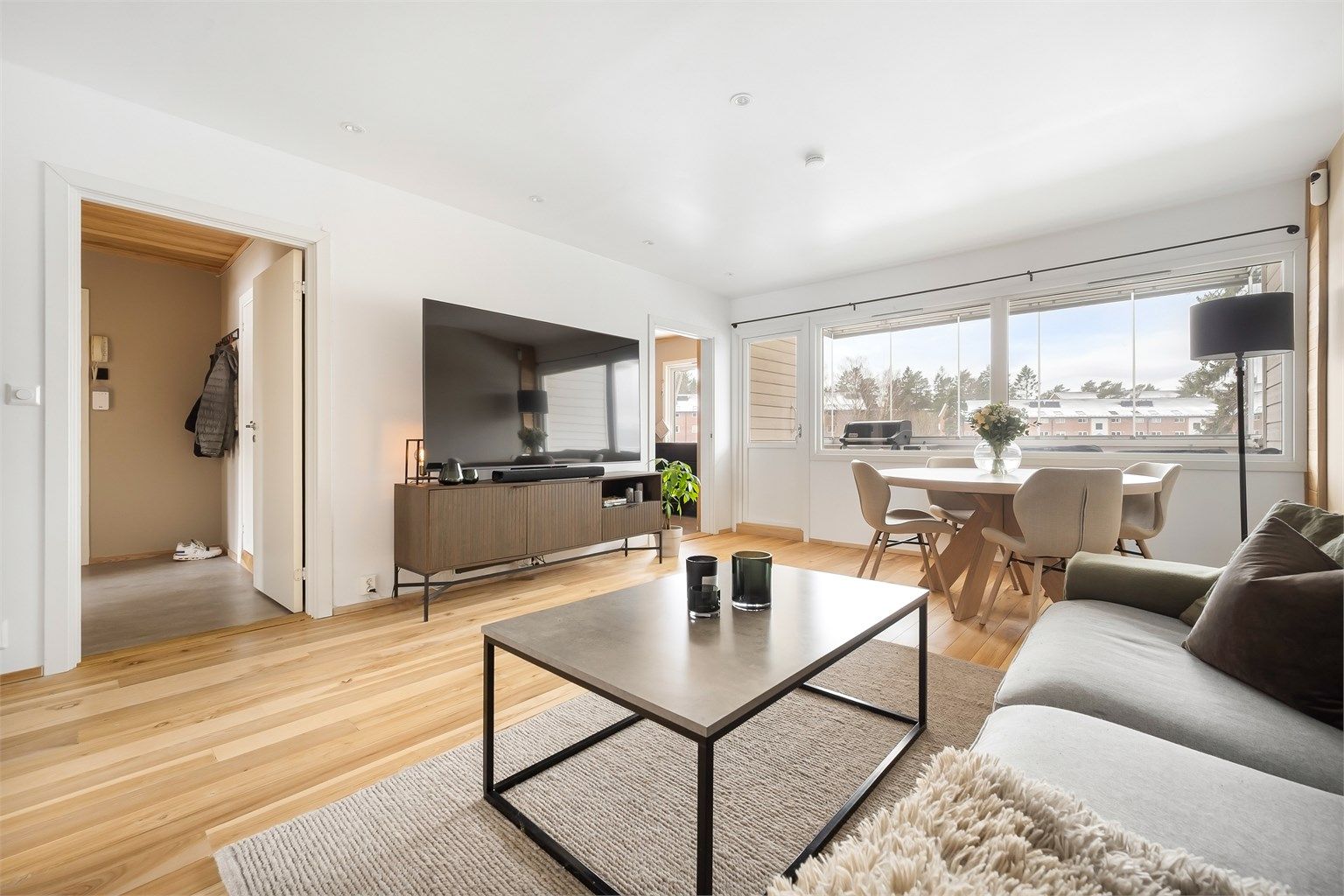 Flott 3-romsleilighet med en gjennomtenkt materialbruk og en arealeffektiv planløsning. 