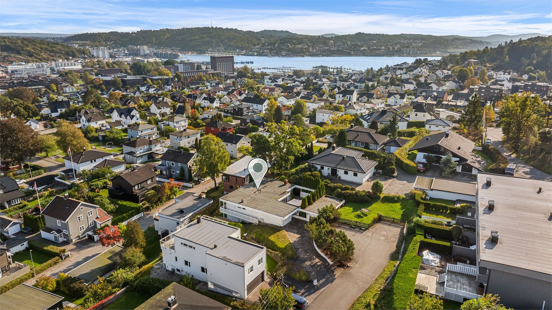 Eiendommen ligger skjermet i enden av en blindvei, med kort vei ned til Sandefjord sentrum.