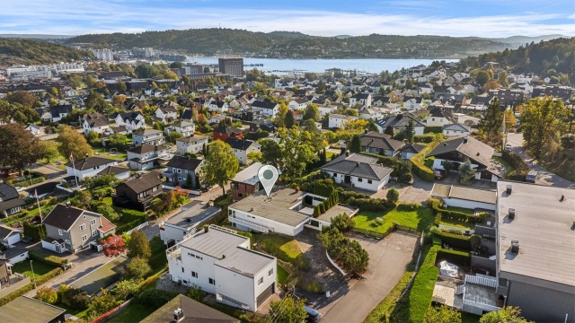 Eiendommen ligger skjermet i enden av en blindvei, med kort vei ned til Sandefjord sentrum.