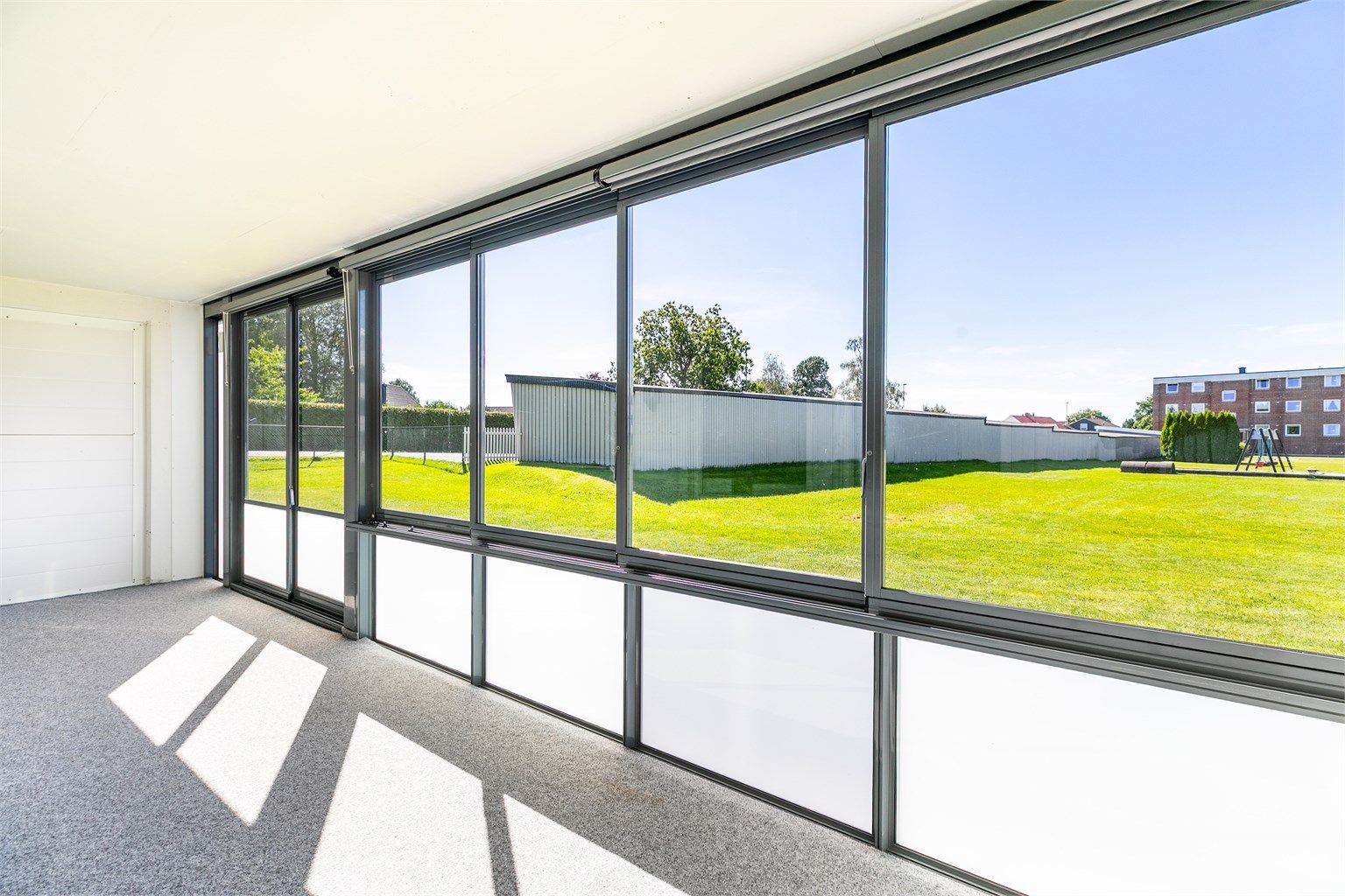 Skjermende glass utvider bruksmulighetene betydelig og gjør plattingen nærmest til et ekstra rom.