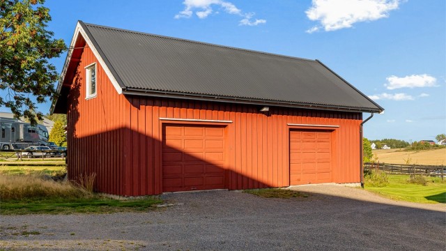 Garasjebygg med to porter.
