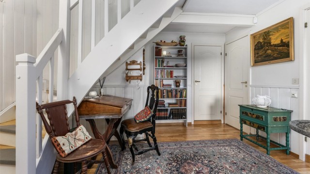 Underetasjens to romslige boder tilbyr masse lagringsplass. Én er tilgjengelig fra gangen, den andre er tilknyttet vaskerommet.