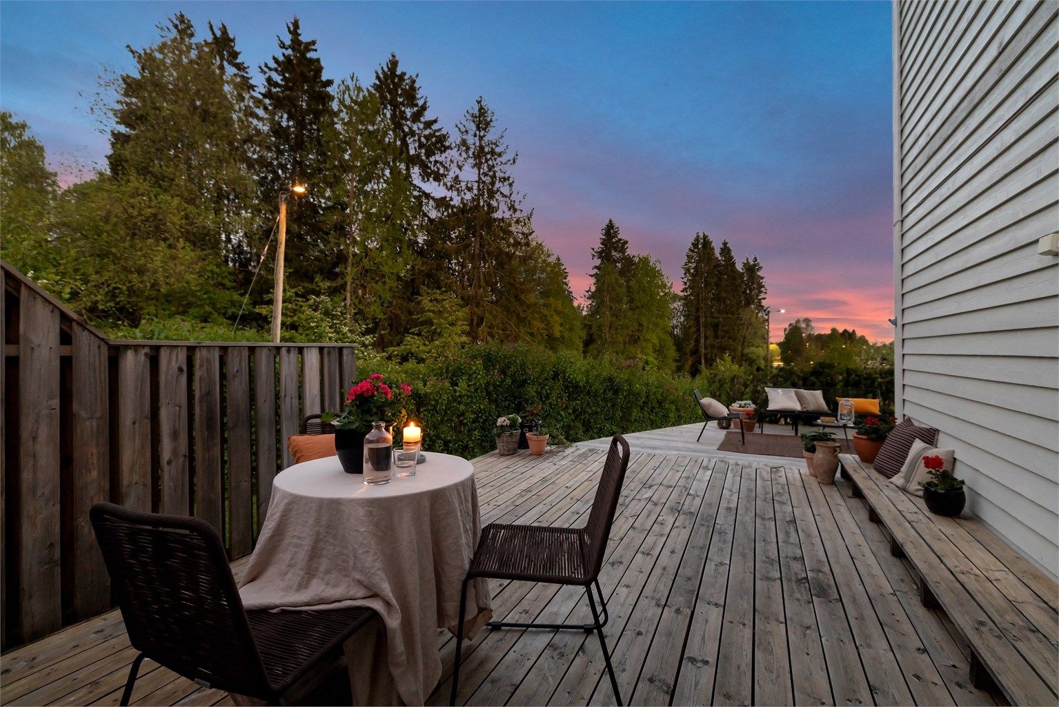 Her løper og sykler barn på bilfrie veier mellom rekkehusene - ren barndomsidyll.