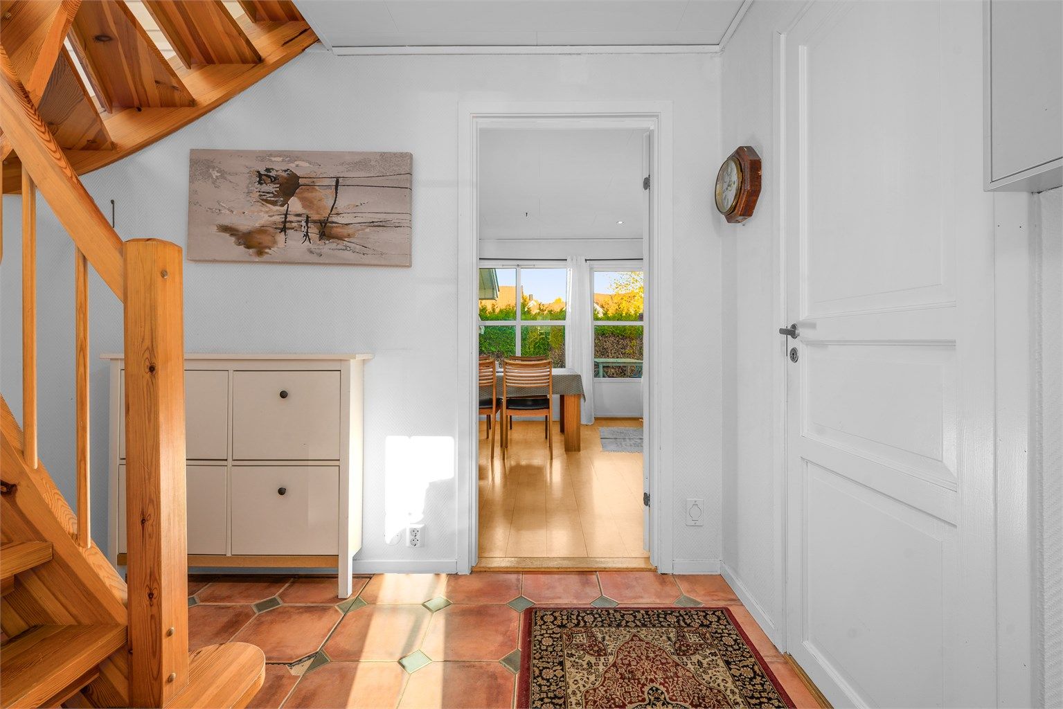 Flislagt gang med plass til oppbevaring under trapp 