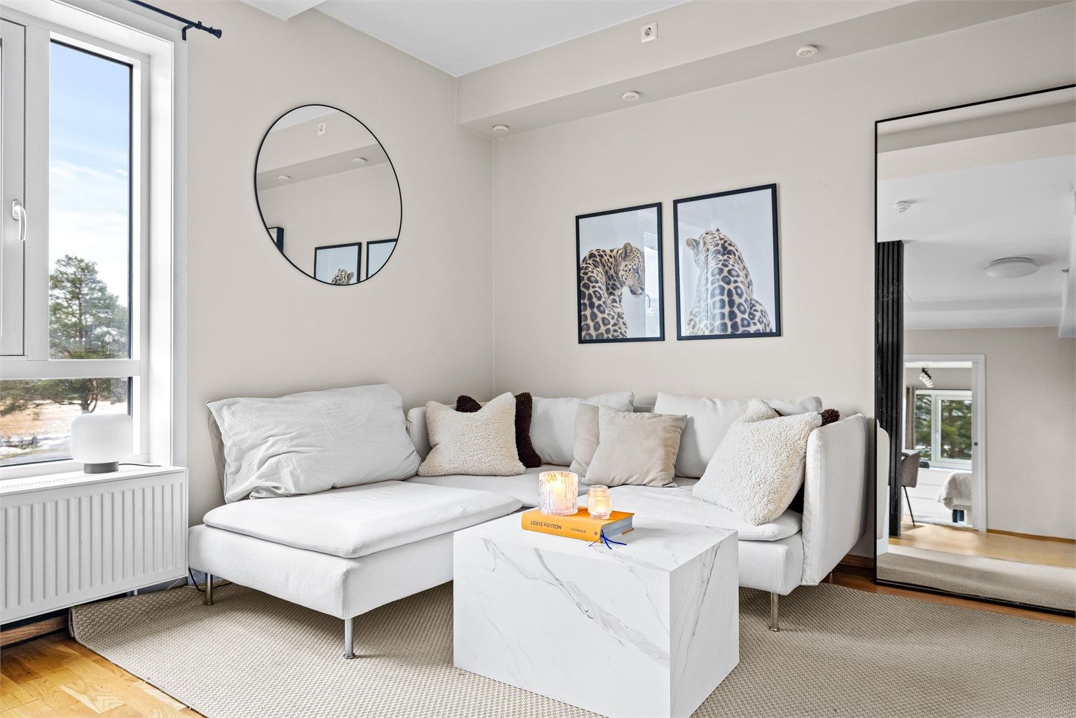 Stuen har oppvarming via radiatorer med vannbåren varme.