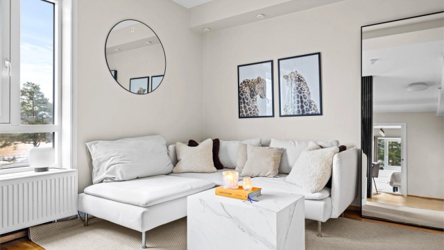 Stuen har oppvarming via radiatorer med vannbåren varme.