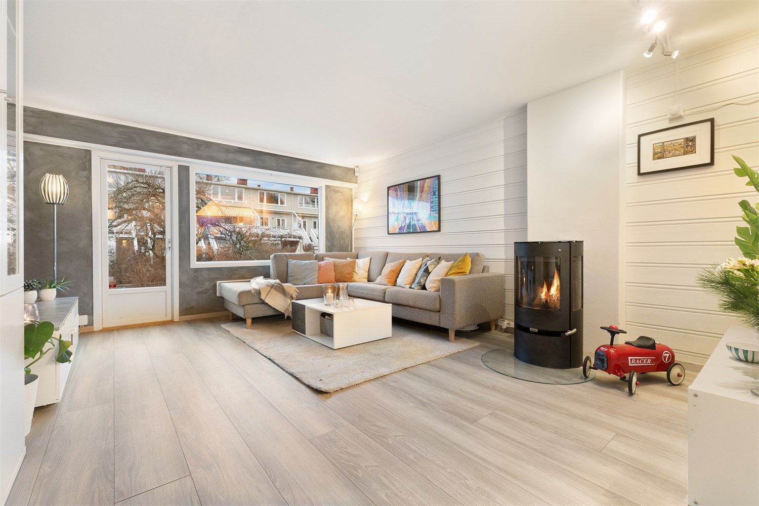 Velkommen til dette flotte rekkehuset over tre etasjer i Vennersborgveien 12C! 