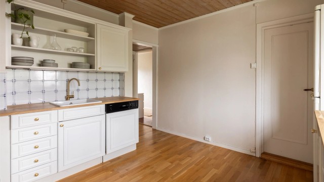 Kjøkkenet har parkett på gulvet og plass til en liten spiseplass eller et trancherebord om man trenger ekstra oppbevaring.