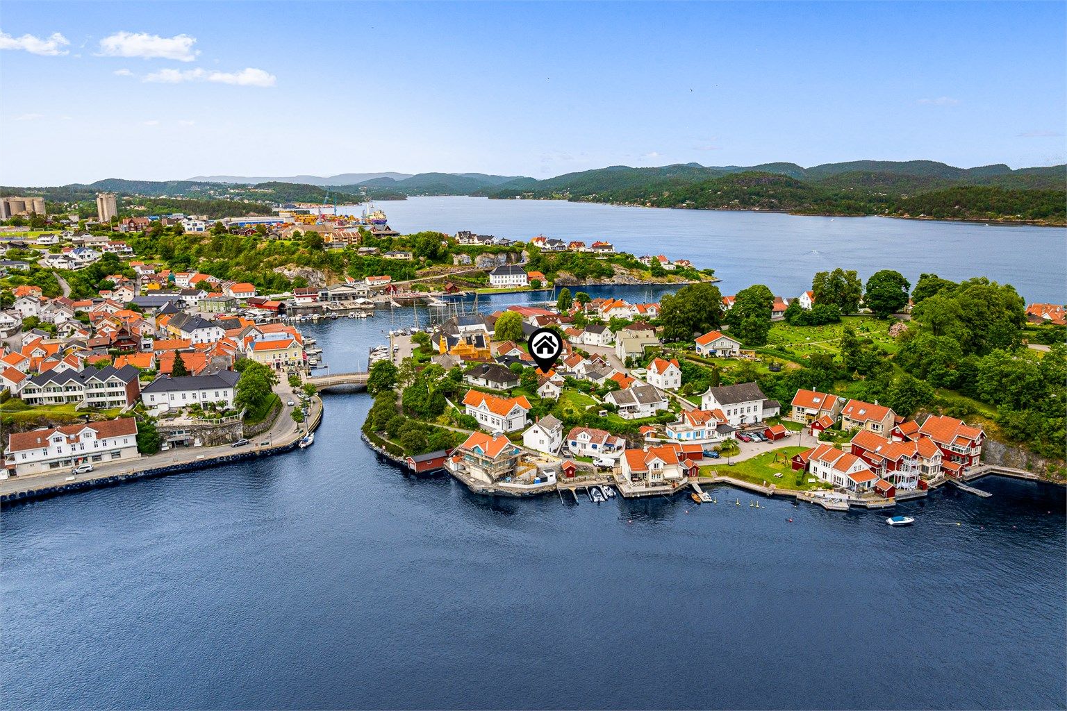 På Øya er deg også flere småbåthavner, en liten park, kirkegård og museum i bygget som tidligere var rådhuset. 