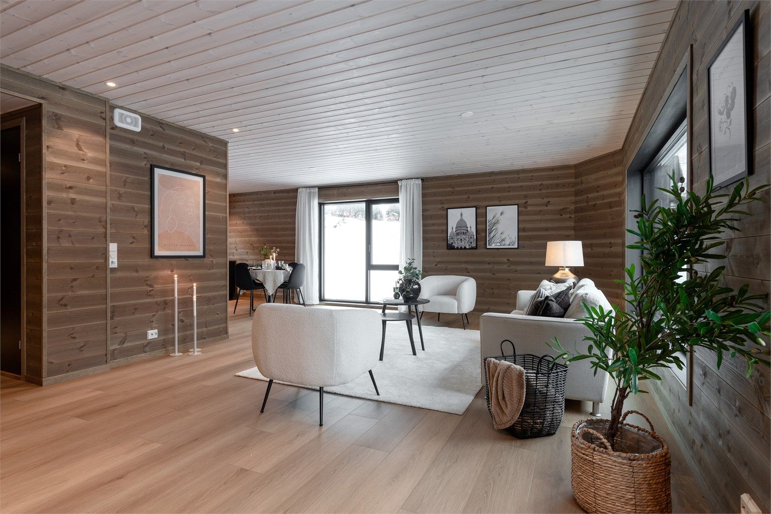 Stor og romslig stue med åpen løsning til kjøkken