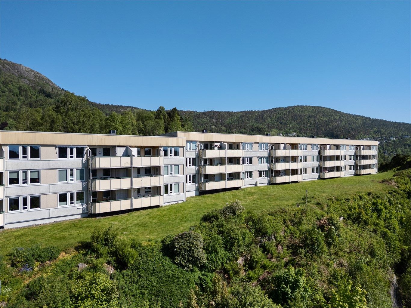 Fasade med balkonger mot vest