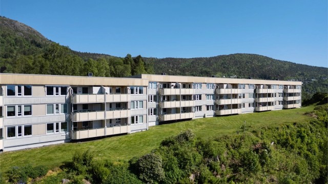 Fasade med balkonger mot vest