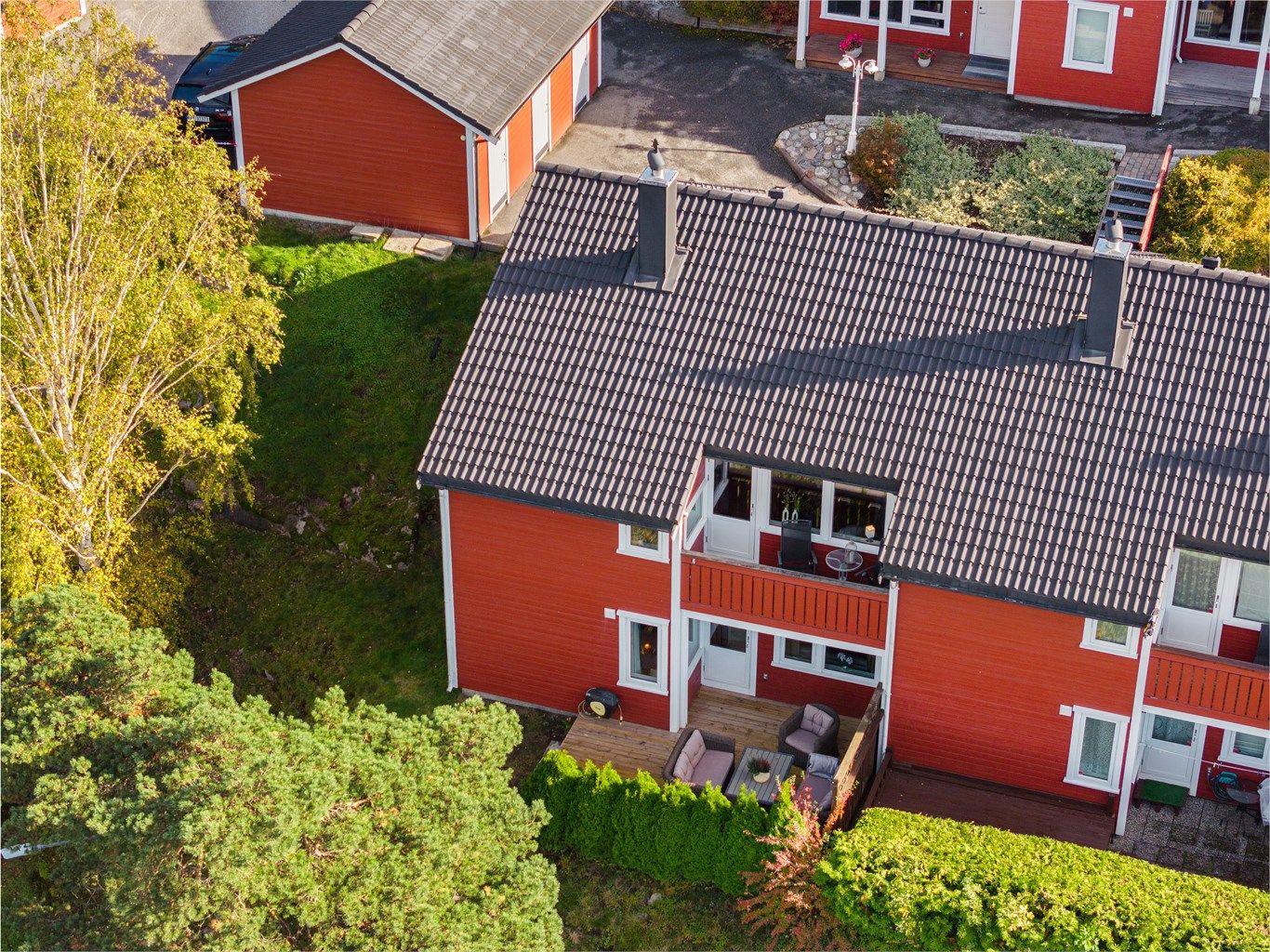 Boligen utgjør husrekkens nordre ende og har fine uterom på begge sider, deriblant balkong og en nyoppført markterrasse mot vest.