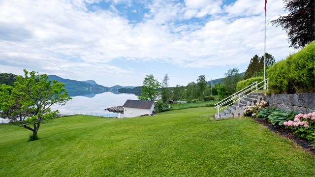 Hagen er i flere nivå med flott natursteinsmur og hekkbeplanting som skiller de forskjellige sonene