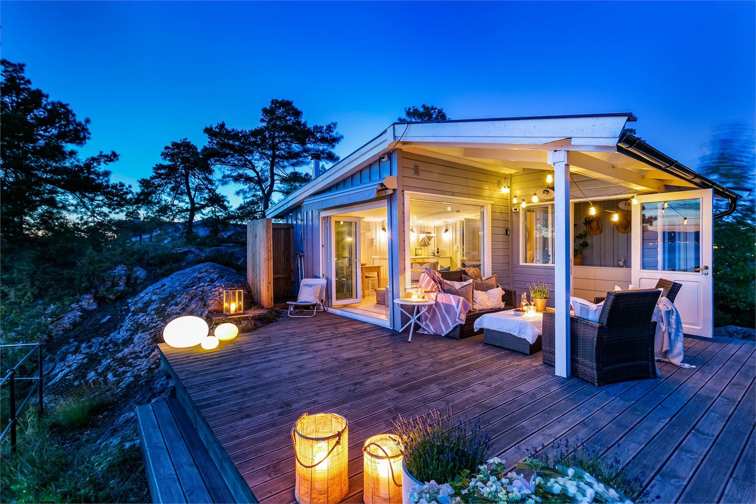 Med naturlig skjerming fra både terrenget og vegetasjonen omkring er hytta i praksis uten direkte innsyn.