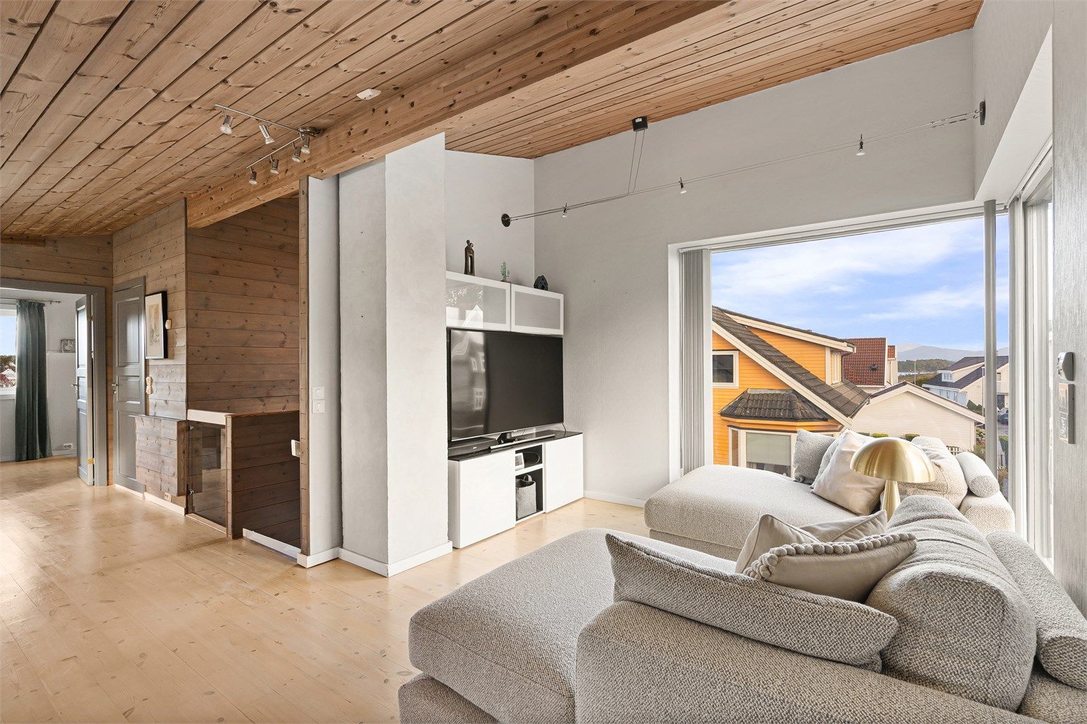 Loftstuen har store hjørnevinduer med flott utsyn over nabolaget. God plass til stor salong.