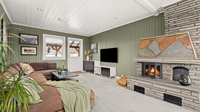 Sofakroken innbyr til hyggelige tv kvelder og om vinteren er det koslig med fyr på peisen, utgang til overbygget uteplass