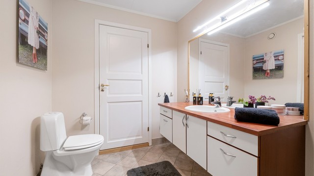 Badet er fra byggeåret og har mekanisk avtrekk.