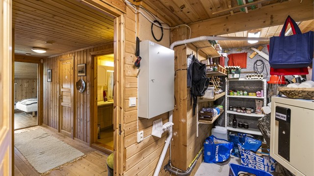 En av boligens boder, som gir rikelig med lagringsmuligheter.