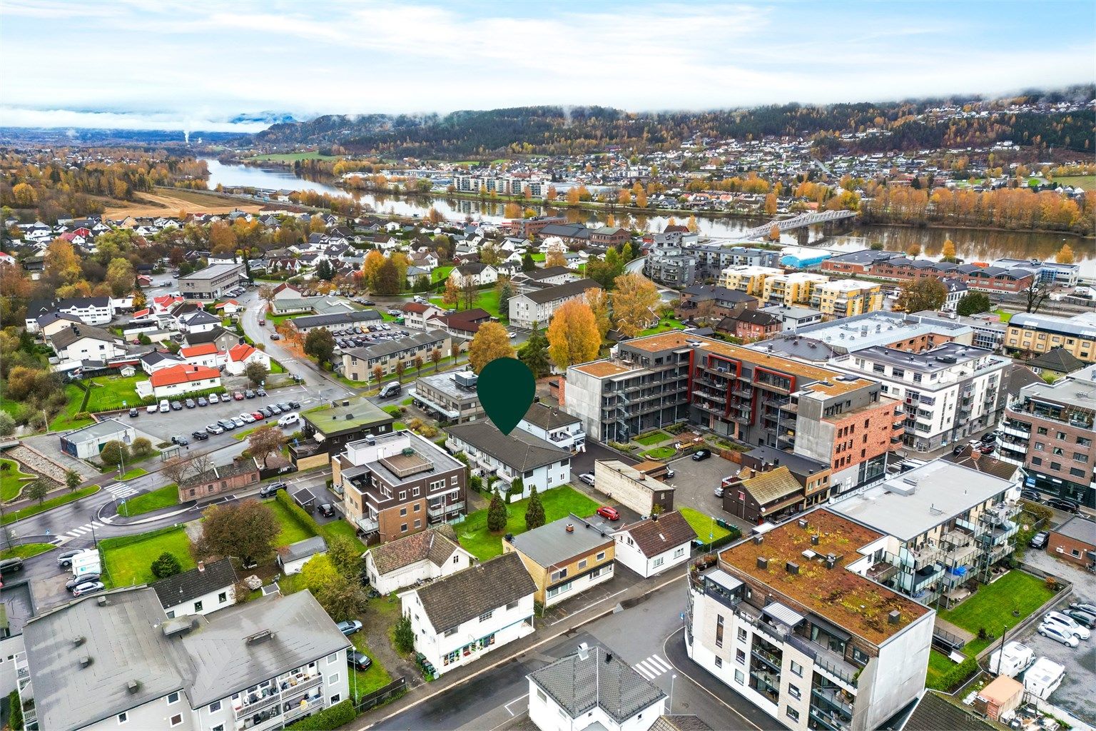 Leiligheten har en meget sentral beliggenhet i sentrum av Mjøndalen. Foto: Haiman Askari/Knipzet AS