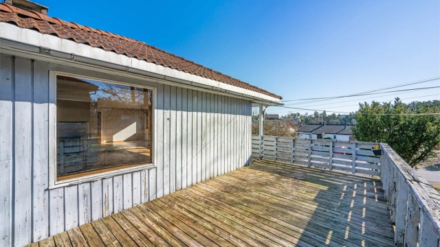 En stor og privat uteplass med mange muligheter for å skape et flott utemiljø.