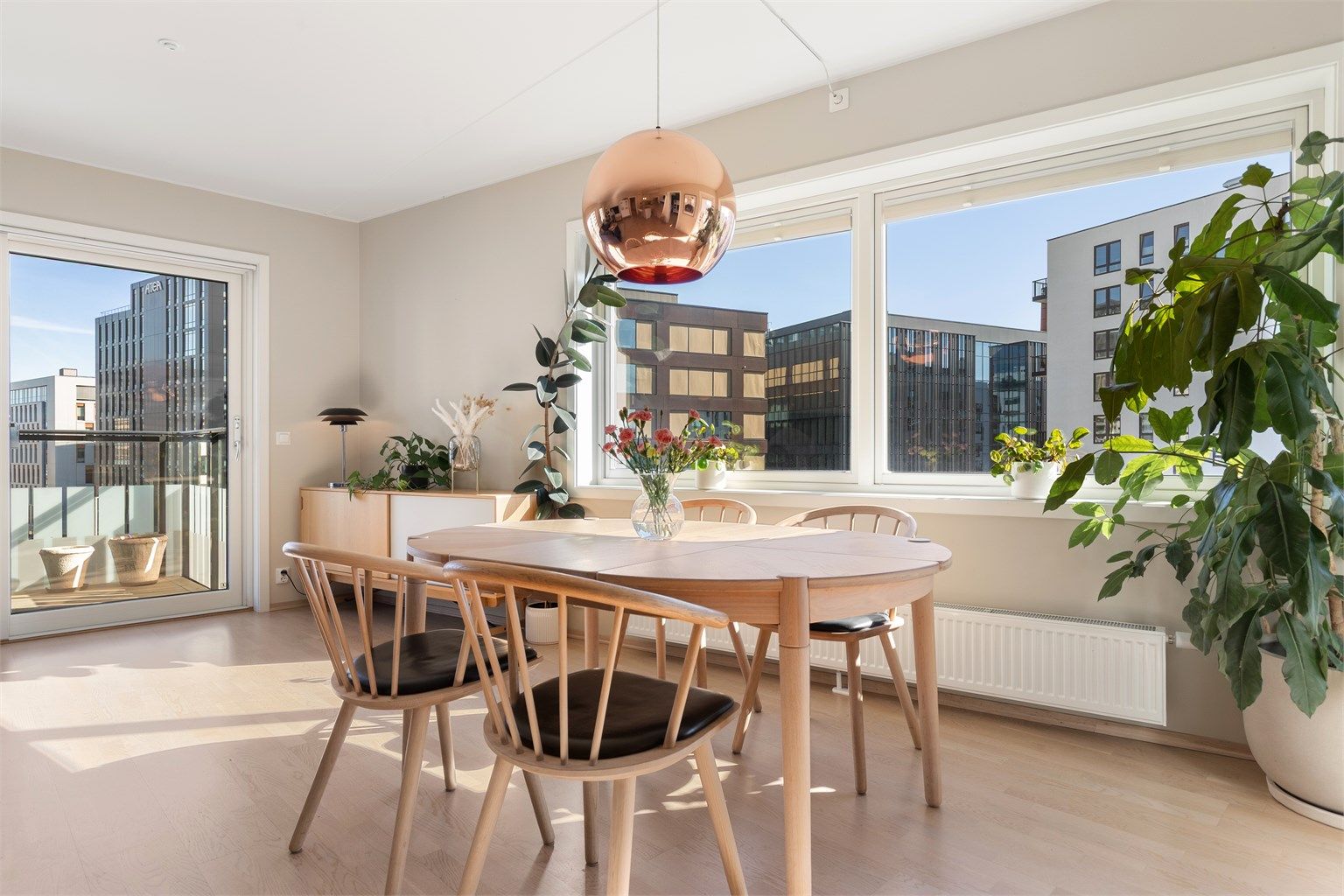 Særdeles romslig stue på ca. 40 kvm med utgang til to balkonger