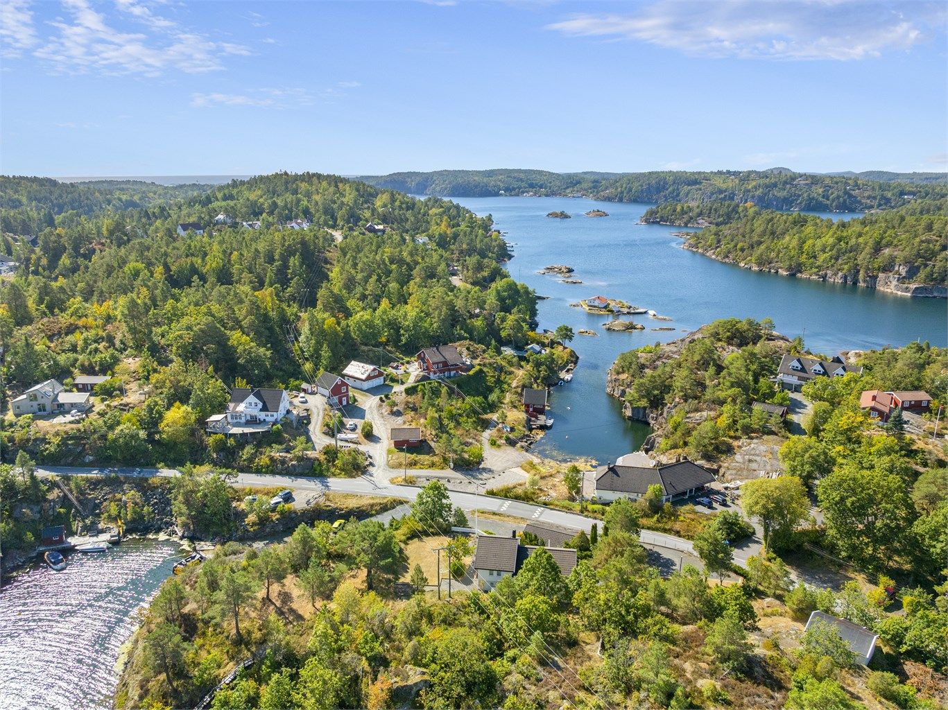 Eiendommen ligger i et veletablert område på Borøy i Tvedestrand kommune.