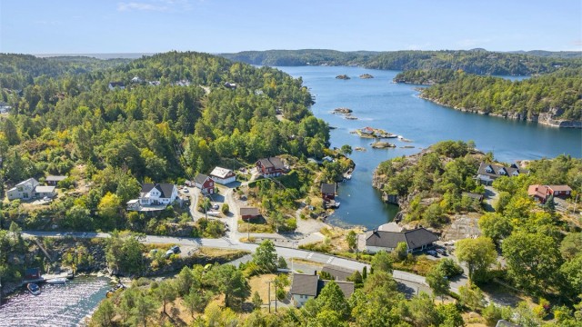 Eiendommen ligger i et veletablert område på Borøy i Tvedestrand kommune.
