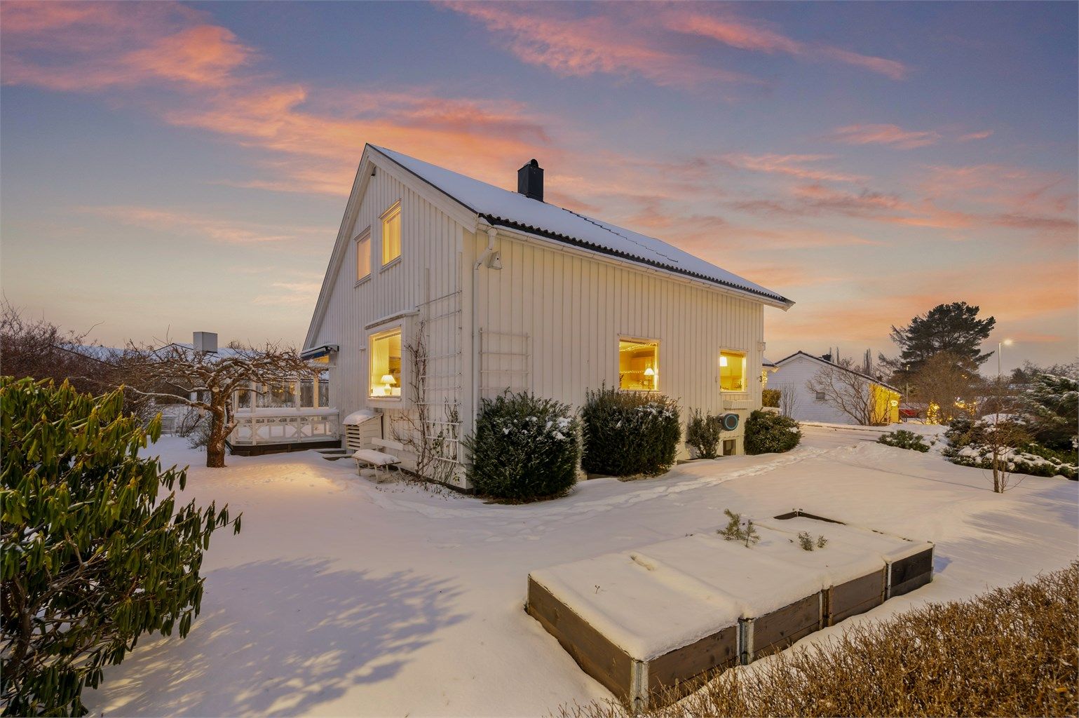 Eiendommen har en attraktiv beliggenhet i et veletablert og rolig boligområde på Strindheim/Persanuet, samtidig som sentrum og øvrige bydeler er lett tilgjengelige. 
