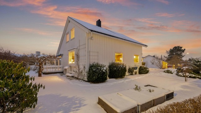 Eiendommen har en attraktiv beliggenhet i et veletablert og rolig boligområde på Strindheim/Persanuet, samtidig som sentrum og øvrige bydeler er lett tilgjengelige.