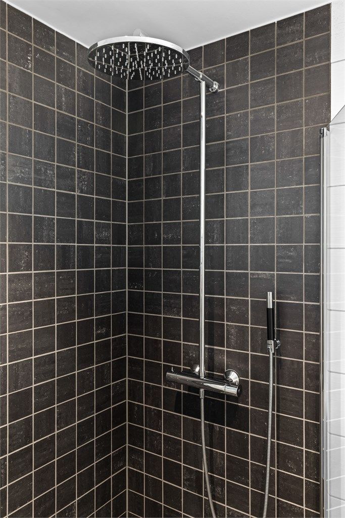 Dusjsonen har innfellbare vegger i herdet glass og en regnfallsdusj.