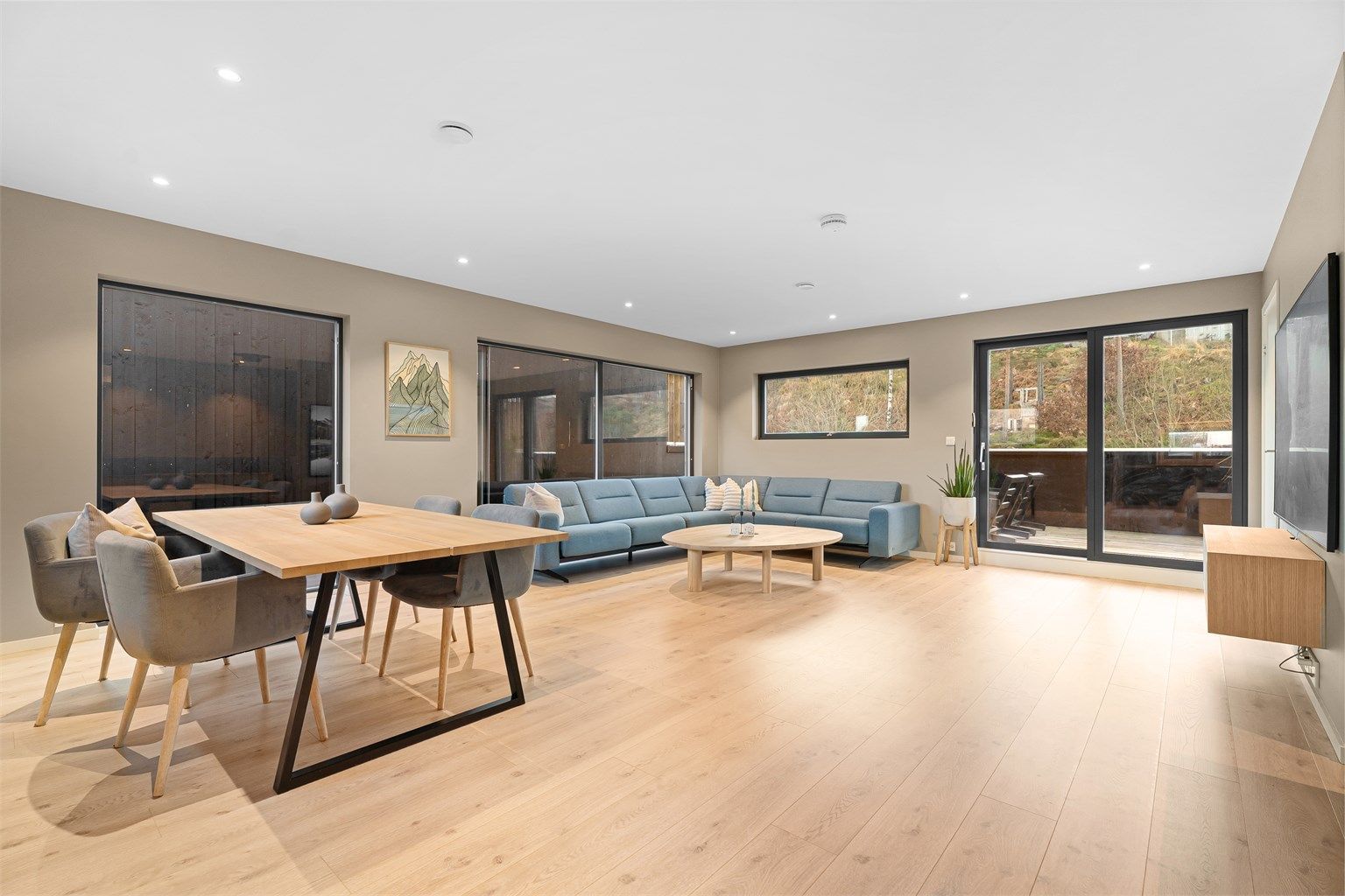 Krogsveen v/Azra Hadzic har gleden av å presentere Trollbærveien 4 - en innholdsrik enebolig med god planløsning, garasje og hage. 